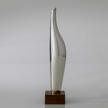 Tapio Wirkkala – Scandinavian Modern silver vase on teakwood stand, model TW 17 – Kultakeskus, Finland 1964