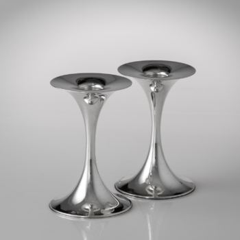 Tapio Wirkkala – A pair of Scandinavian Modern silver “Trumpetti” candlesticks, model TW 284 – Kultakeskus, Finland 1984