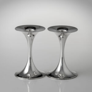 Tapio Wirkkala - A pair of Scandinavian Modern silver "Trumpetti" candlesticks, model TW 284 - Kultakeskus, Finland 1984