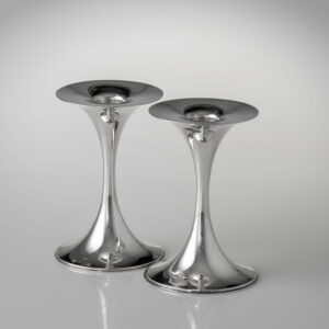 Tapio Wirkkala - A pair of Scandinavian Modern silver "Trumpetti" candlesticks, model TW 284 - Kultakeskus, Finland 1984