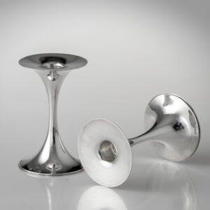 Tapio Wirkkala - A pair of Scandinavian Modern silver "Trumpetti" candlesticks, model TW 284 - Kultakeskus, Finland 1984