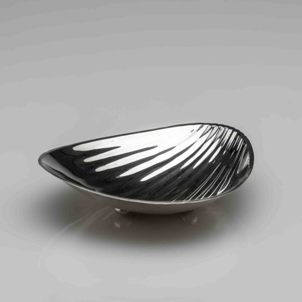 Tapio Wirkkala - A silver shellshaped bowl on three half-ball feet - Hopeatehdas, Finland 1960
