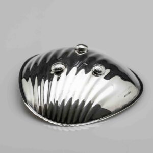 Tapio Wirkkala - A silver shellshaped bowl on three half-ball feet - Hopeatehdas, Finland 1960